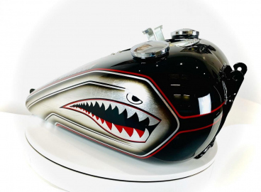 Peinture Shark filet rouge patiné acier  Harley Davidson  - French khustom by Art mattwell’s,