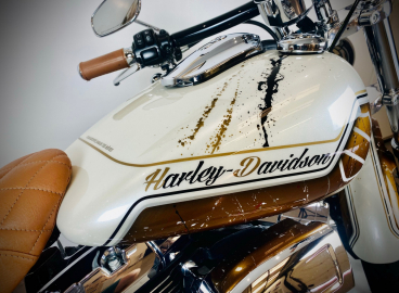 Peinture personnalisée Blanc et Or Harley Davidson - French khustom by Art mattwell’s,