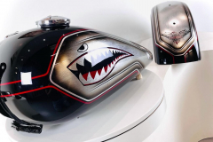 Peinture Shark filet rouge patiné acier  Harley Davidson  - French khustom by Art mattwell’s,
