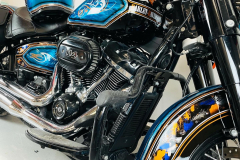 Peinture feuille d'or Bleu patiné  Harley Davidson  - French khustom by Art mattwell’s,