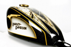 Peinture Personnalisée reflet dorée Harley Davidson - French khustom by Art mattwell’s,