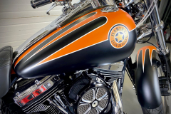 Peinture Bi-ton Orange et noir  Harley Davidson - French khustom by Art mattwell’s,